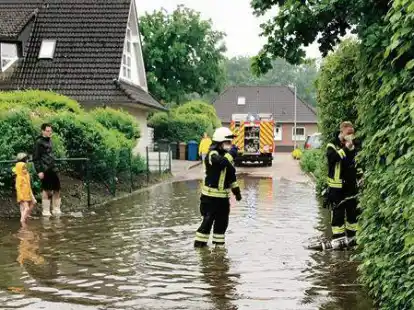 Starkregen am 5. Juni in Rastede: Auch die Graf-von-Galen-Stra&szlig;e stand unter Wasser.
