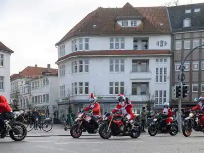 Weihnachtsm&auml;nner auf Motorr&auml;dern mit anschlie&szlig;ender &Uuml;bergabe von Gelds&auml;ckchen bei Wildwasser.    Foto: