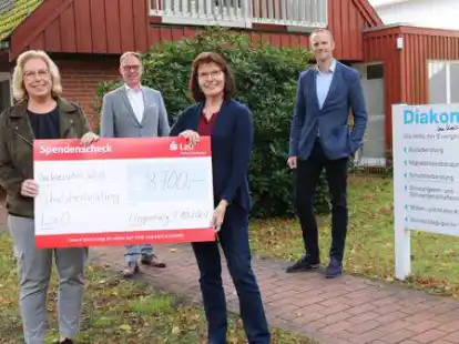 Martina Fisser (vorne von links) und Marlies Kleefeld freuen sich &uuml;ber den Spendenscheck, den Frank Naber (zweite Reihe von links) und Volker Raker &uuml;berreichten.