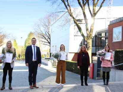 B&uuml;rgermeister Kristian Kater und Prof. Dr. Hildegard Theobald zusammen mit den Preistr&auml;gerinnen des Gerontologiepreises 2021: Lena Holtschulte (l.), Fiona Buschmann (m.) und Laura Eble (r.).
