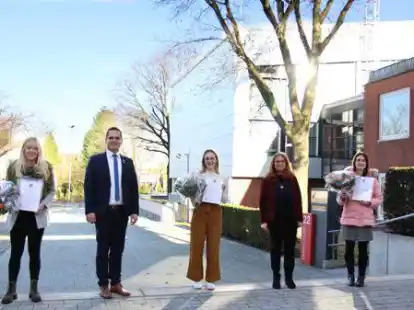B&uuml;rgermeister Kristian Kater und Prof. Dr. Hildegard Theobald zusammen mit den Preistr&auml;gerinnen des Gerontologiepreises 2021: Lena Holtschulte (l.), Fiona Buschmann (m.) und Laura Eble (r.).