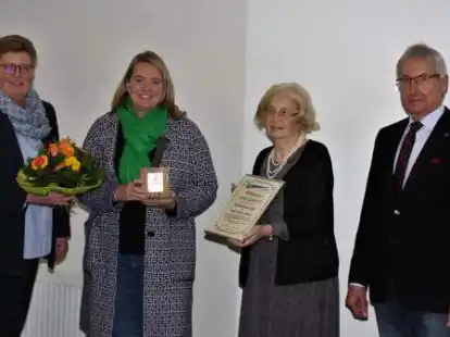 Hohe Auszeichnung: Katrin Konen-Witzel (2.v.l.) erhielt den Spieker Ehrenpreis. Es gratulierten (von links) Edewechts B&uuml;rgermeisterin Petra Knetemann, Spieker-Baas Rita Kropp und Spieker-Vorstandsmitglied Arnold Gerdes.