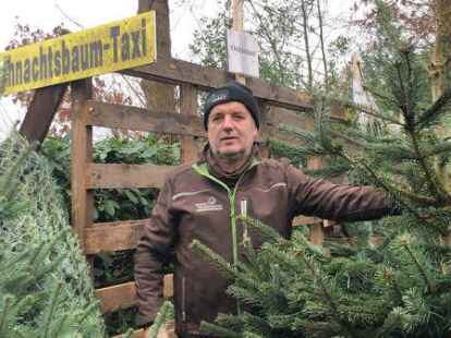 Stefan Westerkamp bietet bei sich auf dem Hof in Bar&szlig;el neben dem klassischen Verkauf auch in diesem Jahr wieder das Weihnachtsbaum-Taxi an.