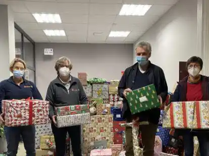 Bei der Geschenke-Aktion &bdquo;Kleine W&uuml;nsche&ldquo;: Kerstin Klossek-Hempen, Anke Siemers, Peter Hilbink (alle Johanniter) und Insa Ihmels-Brink (Stadt Oldenburg)