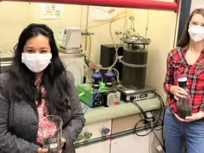 Dr. Preseela Satpathy und die wissenschaftliche Mitarbeiterin Kerstin Wunder vom EUTEC-Institut der Hochschule erforschen im Labor die Fermentation verschiedener Substrate in Kombination miteinander.
