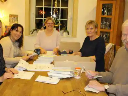 Ein eingespieltes Team: Maraike K&ouml;lpin (von links), Zeina Issa, Marina Liebig, Waltraud Ralle-Klein und Diedrich M&ouml;hring packen die Weihnachtspost f&uuml;r bed&uuml;rftige Elsflether Kinder.