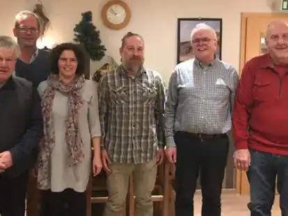 Helmut Mayer, Jens B&ouml;ger, Tanja Mayer, Norman Mayer und Ralph Kr&uuml;mpelmann (von links) bilden den Vorstand. Hans-J&uuml;rgen Hausburg wurde nach 15 Jahren aus dem Amt des Kassenwarts verabschiedet.