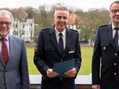 Polizeipr&auml;sident Johann K&uuml;hme (von links), Polizeioberrat Markus Wallenhorst und Polizeidirektor Heiko von Deetzen (Leiter der Inspektion Wilhelmshaven/Friesland)