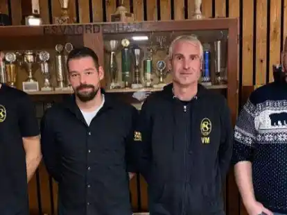 Den neuen Vorstand des FC Stollhamm bilden (von links) Jugendleiter Nico Ahrens, der 2. Vorsitzende Timo Schindler, der 1. Vorsitzende Volker Morisse und Geschäftsführer Ole Bansemer.