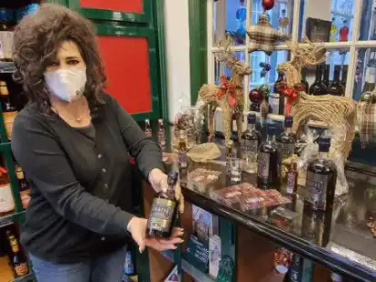 Einen sch&ouml;n verpackten Graff&eacute; zeigt Claudia Sandmann von der Weingro&szlig;handlung Wolff in der Leeraner Altstadt.