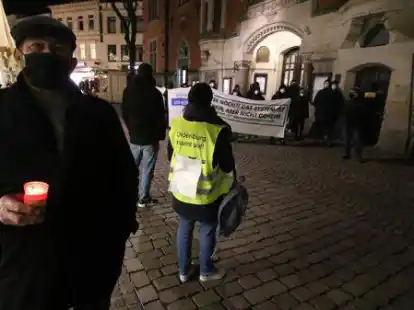Vor dem Oldenburger Rathaus wollten die &bdquo;Freien Oldenburger&ldquo; Kerzen abstellen, um sich gegen eine m&ouml;gliche Impfpflicht auszusprechen. Von den Gegendemonstranten wurden sie jedoch daran gehindert.