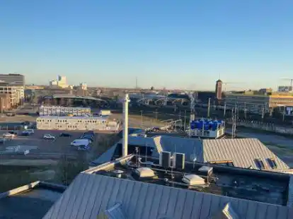 Blick auf das Gel&auml;nde: Die EWE will zwischen ZOB und Pferdemarkt bauen.