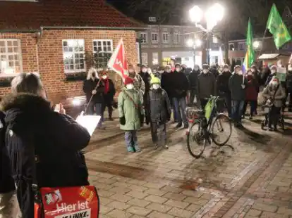 Nach der Begr&uuml;&szlig;ung durch Joshua Walther (von links) und einer Schweigeminute f&uuml;r die Opfer der Pandemie sprach Kreszentia Flauger zu den Teilnehmern der Kundgebung.