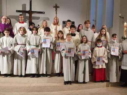 Das Messdiener-Team der katholischen Gemeinde St. Peter um Pfarrer Ludger Brock (hinten links). 13 M&auml;dchen und Jungen wurden jetzt neu in die Gemeinschaft aufgenommen.