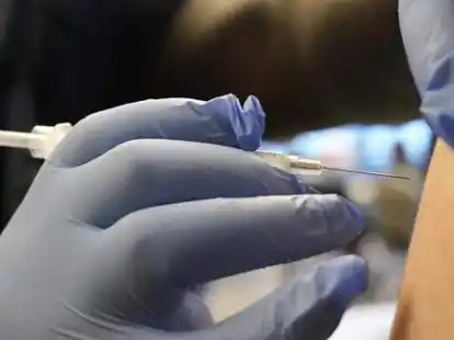 Eine Emder Arztpraxis bietet kurz vor Weihnachten Booster-Impfungen ohne Anmeldung an.