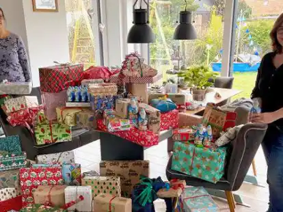 107 Geschenke f&uuml;r 107 bed&uuml;rftige Kinder: (von links) Nadine Lange und Melanie Jochens von der F&ouml;rderinitiative Kita an der Wiese freuen sich &uuml;ber die gelungene Wunschbaum-Aktion.