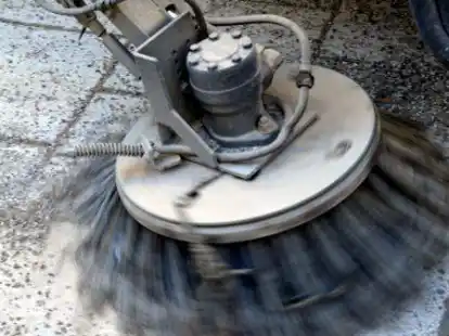 Wird teurer: Der Rat hat der Kostenerh&ouml;hung f&uuml;r die Stra&szlig;enreinigung zugestimmt. Frank Leonhardt/dpa