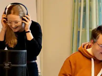 Pastorin Gudrun Nicolaus (links) erhielt bei der Aufnahme unter anderem Unterst&uuml;tzung von Kita-Leiter Kevin Blohm.