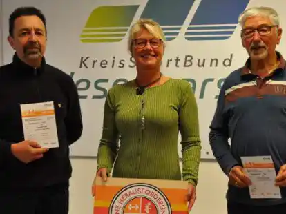 Die Sportabzeichenreferentin des KSB,  Kerstin Ludwig, &uuml;berreichte Knut Matthiesen (links) und Rainer Bellmann die Sportabzeichen.