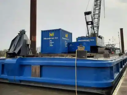 Der Arbeitsponton schiebt sich seit einigen Wochen St&uuml;ck f&uuml;r St&uuml;ck an der Kaje entlang. Hier werden Vorarbeiten f&uuml;r die neue Verankerung der Kaje erledigt, damit diese stabilisiert wird.