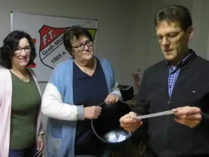 Ulrike Eden und Edith Fuhlendorf vom Jugendf&ouml;rderausschuss und der 1. Vorsitzende Hinrich Bruns bei der Auslosung.