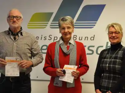 Die Sportabzeichenreferentin des Kreissportbundes Wesermarsch, Kerstin Ludwig (rechts), &uuml;berreichte die besonderen Sportabzeichen an Manfred Elsinger und Annegret Addicks.