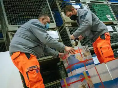 Im Logistikzentrum der Johanniter in Wunstorf werden die P&auml;ckchen f&uuml;r den Weitertransport vorbereitet.