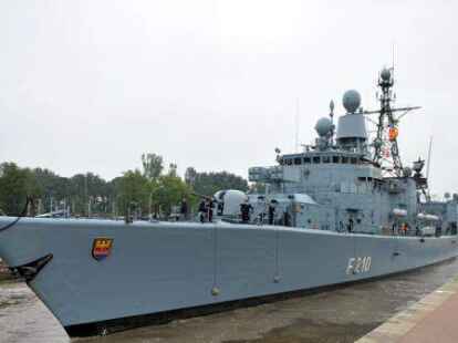 Die Fregatte &bdquo;Emden&ldquo; bei einem Besuch in der Seehafenstadt 2013.