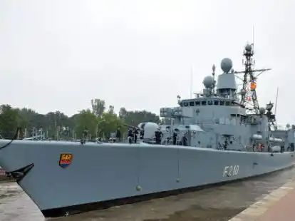 Die Fregatte &bdquo;Emden&ldquo; bei einem Besuch in der Seehafenstadt 2013.