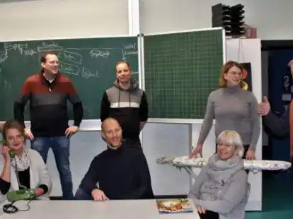 Proben in der Schule (von links): Margrit Lehnen, Christiane Lampe, Torsten B&ouml;lts, Holger Spreu, Matthias Tepe, Johanne Meyer, Andrea Spiekermann und Christoph Schildmann von der Speelkoppel Friedrichsfehn arbeiten am neuen St&uuml;ck.