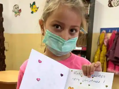 Eine Gru&szlig;karte enthielt das Weihnachtsp&auml;ckchen, das dieses Kindergarten-M&auml;dchen aus Temeschwar von Lara aus Deutschland bekommen hat.