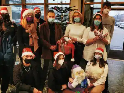 Sammelten mit der Schokoweihnachtsmann-Aktion Spenden f&uuml;r den Verein &bdquo;Das Boot&ldquo; und die Emder Tafel: Die Sch&uuml;lervertretung der Berufsbildenden Schulen I.