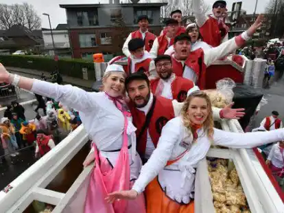 Das Bad in der Menge: Mitglieder des Ortsvereins Schlutter-Holzkamp-Hoyerswege fahren beim Umzug 2020 auf ihrem Festwagen &bdquo;American Diner&ldquo; mit.