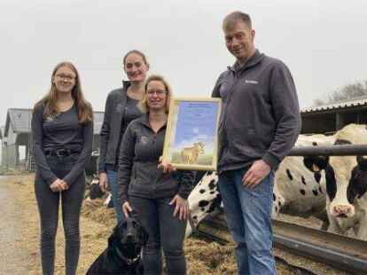 Gro&szlig;e Freude auf dem Hof: Lisa-Marie Wiechmann, Sarina Sager,  Klaudia und Torsten B&uuml;sing (v. l.) mit Hofhund Kira.