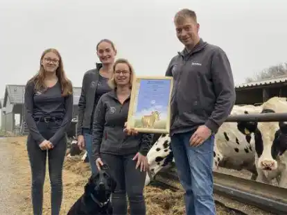 Gro&szlig;e Freude auf dem Hof: Lisa-Marie Wiechmann, Sarina Sager,  Klaudia und Torsten B&uuml;sing (v. l.) mit Hofhund Kira.