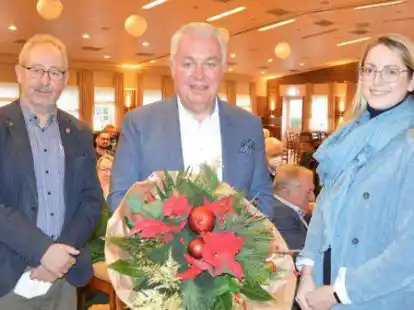 Die beiden stellvertretenden CDU-Kreisvorsitzenden Hermann Schr&ouml;er (l.) und Patricia Eckholt gratulierten Christoph Eilers nach der Nominierung zum Landtagskandidaten.