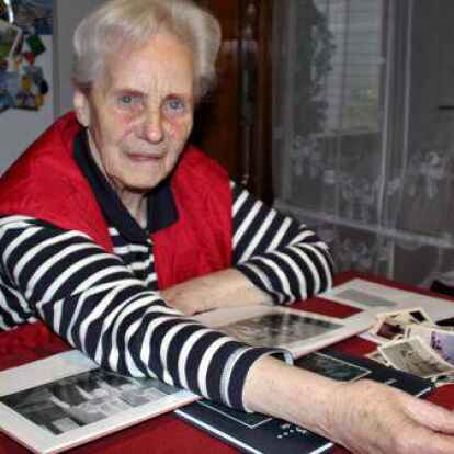 Schaut sich die alten Fotos von damals an: Die Wiefelstederin Doris Oltmanns.