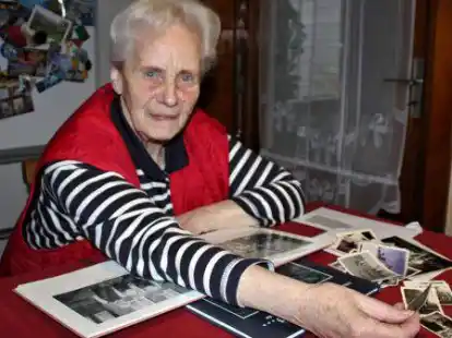 Schaut sich die alten Fotos von damals an: Die Wiefelstederin Doris Oltmanns.