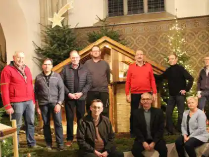 Das Krippenaufbauteam der Katholischen Pfarrkirche St. Katharina, das schon seit Jahren f&uuml;r den rechtzeitigen Aufbau der Krippe zu Weihnachten sorgt: Heinz Schrandt (von links, hinten), Otto Stevens, G&uuml;nther Schwerter, J&uuml;rgen Essing, Helmut Wulfers, Werner Hespe, Hans J&uuml;rgen Jansen, Heinz Hubert Kaiser (von links, vorne), Pastor Michael Kenkel und K&uuml;sterin Sylvia Stevens.