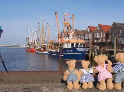 Ole und seine B&auml;rchenfamilie am Hafen in Neuharlingersiel.