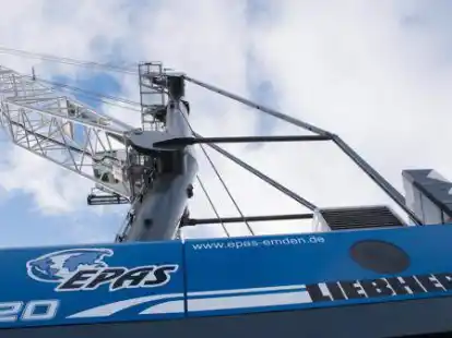Ein Kran kommt hinzu: Mit der &Uuml;bernahme des Umschlagsger&auml;ts von Niedersachsen Ports verf&uuml;gt EPAS nun &uuml;ber drei Mobilkr&auml;ne gleichen Typs.
