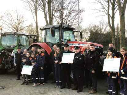 Spenden&uuml;bergabe in Westerstede: Die Verkaufsmannschaft der Firma Schr&ouml;der &uuml;berreichte den Vertretern der Jugendfeuerwehren Ammerland, Leer und Friesland einen Scheck.