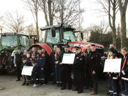 Spenden&uuml;bergabe in Westerstede: Die Verkaufsmannschaft der Firma Schr&ouml;der &uuml;berreichte den Vertretern der Jugendfeuerwehren Ammerland, Leer und Friesland einen Scheck.