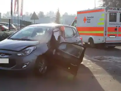 Kollision auf Kreuzung: Eine 54-j&auml;hrige Str&uuml;cklingerin ist bei einem Unfall in Bar&szlig;el schwer verletzt worden.