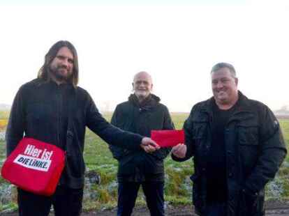 Christian Suhr und Gerold Hohlen &uuml;bergeben Mark Castens (von links) die 1300 Euro eines Spenders, der nicht genannt werden m&ouml;chte.