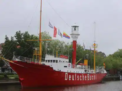 Im Juni hatte ein damals noch Unbekannter L&ouml;cher in den Rumpf gebohrt: das Feuerschiff &bdquo;Amrumbank&ldquo; im Ratsdelft.