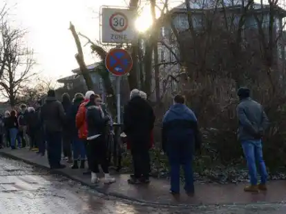 Schon vor Beginn der Boosterimpfungs-Aktion bildete sich vor der Praxis an der Stra&szlig;e Kattewall eine lange Schlange.