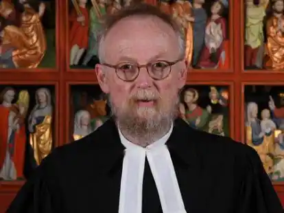 Reiner Backenk&ouml;hler vor dem Schnitzaltar in der St.-Elisabeth-Kirche in Hude: Der Pastor hat f&uuml;r die Weihnachtsausgabe der NWZ einen Gastbeitrag geschrieben.