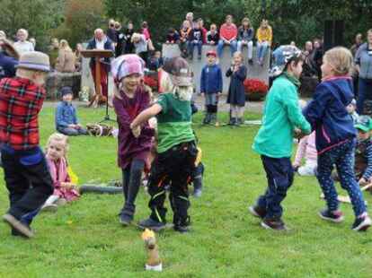 Aufnahme vom Erntefest Anfang Oktober: Auch die D&ouml;tlinger Strolche f&uuml;hrten etwas auf.