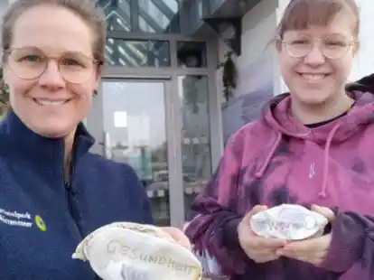 Hausleiterin Friederike Ehn hat zusammen mit Zoe Spiekermann, die ein freiwilliges &ouml;kologisches Jahr im Nationalparkhaus absolviert, Muschelw&uuml;nsche vorbereitet.